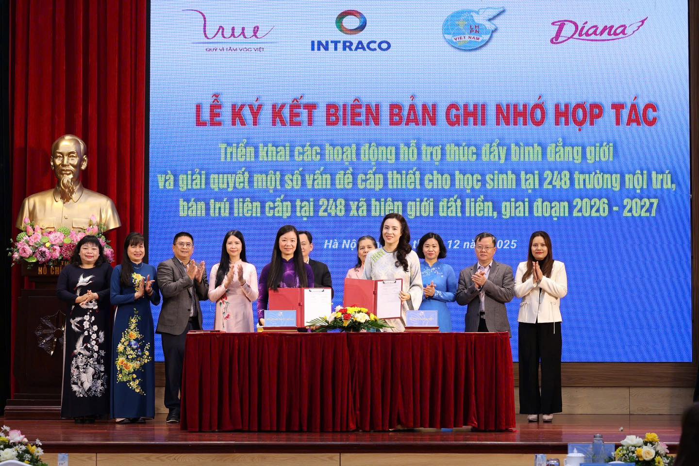 Signing a Memorandum of Understanding worth 1.4 billion VND with the Vietnam Women's Union Central Committee to implement support activities for students in mainland border communes